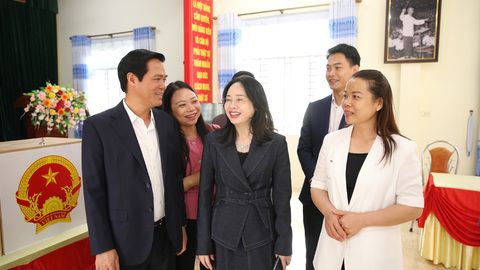 Phó Chủ tịch UBND tỉnh Lê Xuân Lợi kiểm tra công tác bầu cử tại xã Sơn Động và Yên Định